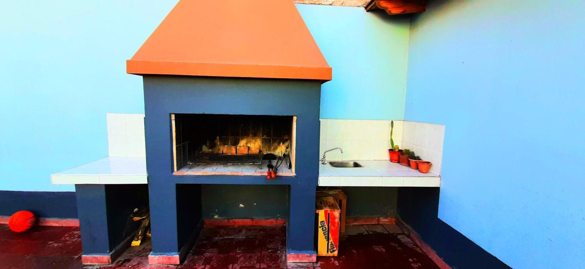 Сasa de vacaciones Casa Ideal Turistas En Mendoza, Ubicacion Perfecta, Patio Con Parrilla Y Parking Privado Gratis A 100 Mts *