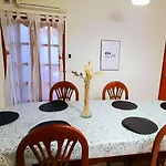 Casa Ideal Para Turistas En Mendoza, Ubicacion Perfecta, Patio Con Parrilla Y Parking Privado Gratis A 100 Mts
